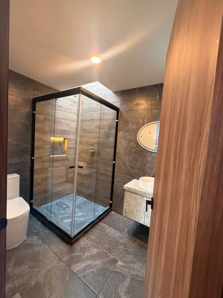 Baño moderno con cancel de cristal