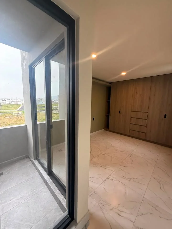 Interior residencial moderno con cancelería y carpintería